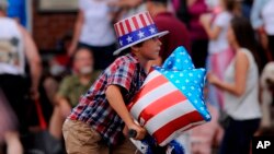 Un niño se divierte durante su participación en el desfile del Día de la Independencia en Apalachicola, Florida.