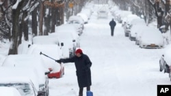 Un hombre limpia su auto en Albany, Nueva York. Las nevadas en varios lugares de Estados Unidos afectaron fuertemente la actividad económica en febrero.