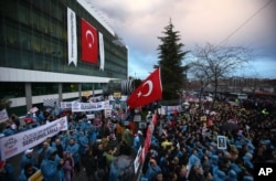 Thousands of people gather in solidarity outside Zaman newspaper in Istanbul on March 4, 2016, after a local court ordered that Turkey's largest-circulation, opposition newspaper, which is linked to a U.S.-based Muslim cleric, be placed under the management of trustees — a move that heightens concerns over deteriorating press freedoms in Turkey.