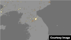 미 연방 국립해양대기청(NOAA) 소속 인공위성이 4월에 촬영한 한반도 사진. 북한 지역에 약 30여 개의 크고 작은 산불이 보인다. 사진출처 = NOAA