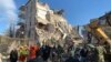 Aumentan víctimas de sismo en Albania, buscan sobrevivientes