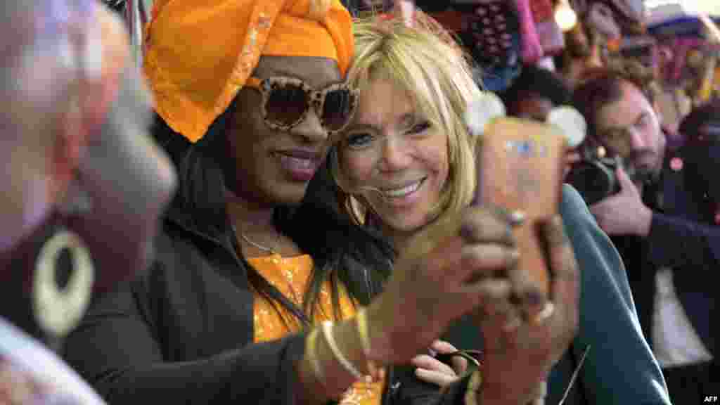 Brigitte Macron pose pour un sefie avec les femmes lors de sa visite sur l&#39;île de Gorée, le 2 février 2018.