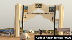 Entrée du site de la cure salée, à Ingall, Niger, le 16 septembre 2017. (VOA/Abdoul Razak Idrissa)