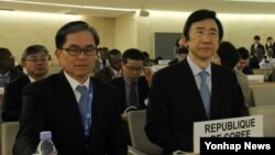 한국의 윤병세(오른쪽) 외교부 장관이 5일 스위스 제네바에서 열린 제25차 유엔 인권이사회(UNHRC) 고위급 회기에서 기조연설을 하기 위해 자리에 앉아있다. 왼쪽은 최석영 제네바대표부 대사.