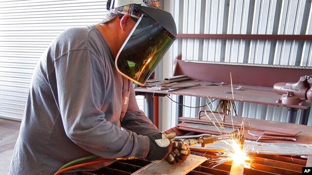La producción industrial cayó en octubre, al igual que las contrataciones.