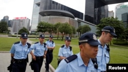 香港立法會大樓前保安明顯加強，有警員巡邏。