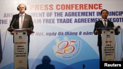 Bộ trưởng Bộ Công Thương Việt Nam Vũ Huy Hoàng Việt Nam và Đại sứ - Trưởng Phái đoàn Liên minh Châu Âu (EU) tại Việt Nam trong cuộc họp báo tại Hà Nội, ngày 4/8/2015.