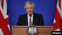 Thủ tướng Anh Boris Johnson phát biểu trong một cuộc họp báo về biến thể Omicron mới của virus corona, ở London, Anh, ngày 27 tháng 11, 2021.