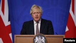 Perdana Menteri Inggris Boris Johnson berbicara selama konferensi pers tentang varian omicron, di London, Inggris 27 November 2021. (Foto: Hollie Adams via REUTERS)