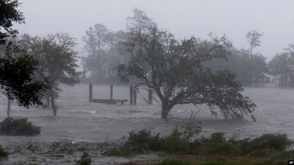Fuertes vientos e inundaciones está causando el huracán Florence en Swansboro, Carolina del Norte, el viernes, 14 de septiembre de 2018.
