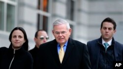 El senador demócrata por Nueva Jersey, Bob Menéndez (centro) sale de la corte federa en Newark, N.J., el martes 14 de noviembre de 2017.