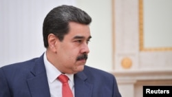 Dos miembros del gobierno en disputa de Nicolás Maduro fueron sancionados el lunes por el Departamento del Tesoro de Estados Unidos por estar supuestamente relacionados con actos de corrupción. 