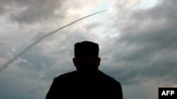 지난 8월 김정은 북한 국무위원장이 신형 '대구경조종방사포' 시험발사를 지도했다며, 관영 매체들이 공개한 사진.