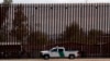 Контрабандисты выпиливают фрагменты строящейся стены на границе с Мексикой 