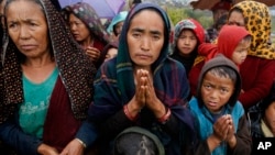 29일 네팔 지진 피해지역인 산악 마을 굼다에서 주민들이 구호품 배분을 기다리고 있다.