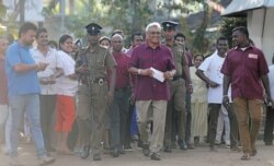 گوتابایا راجاپکسے ووٹ ڈالنے کے لیے اپنی حامیوں کے ہمراہ پولنگ اسٹیشن پہنچے
