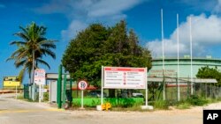 Archivo. Un cartel de advertencia es visto a la entrada de la refiner[ia PDVSA/BOPEC en la isla caribeña holandesa de Bonaire, el 7 de mayo de 2018, donde Venezuela refina su crudo pesado.