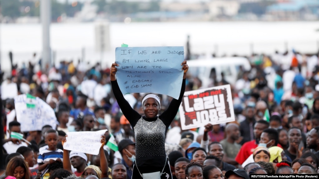 Une manifestante tient une pancarte lors d'une manifestation contre les brutalités policières à Lagos, au Nigeria, le 17 octobre 2020.