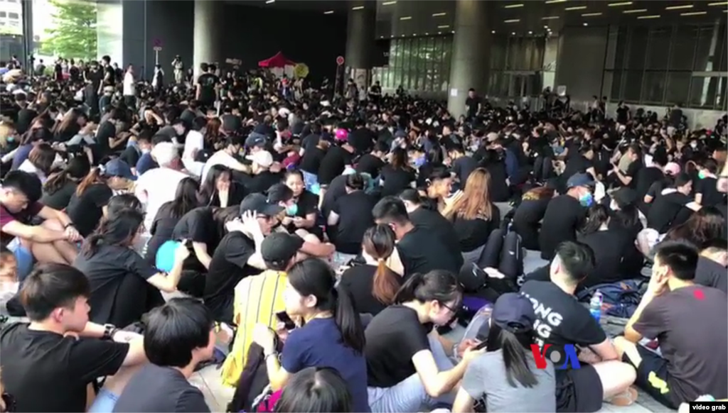 示威者響應香港大專學界號召發起的全面不合作運動，6月21日上午在立法會示威區集結。（美國之音記者湯惠芸視頻截圖）