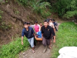 Proses evakuasi penumpang bus Sriwijaya rute Bengkulu-Palembang yang terjun ke jurang di Liku Lematang, Desa Prahu Dipo, Kecamatan Dempo Selatan, Pagaralam, Sumatera Selatan, Selasa. 24 Desember 2019. (Foto: Basarnas Palembang).