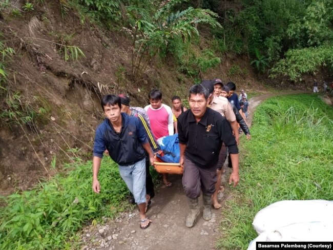 Proses evakuasi penumpang bus Sriwijaya rute Bengkulu-Palembang yang terjun ke jurang di Liku Lematang, Desa Prahu Dipo, Kecamatan Dempo Selatan, Pagaralam, Sumatera Selatan, Selasa. 24 Desember 2019. (Foto: Basarnas Palembang).