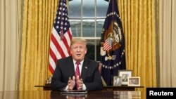 美国总统特朗普一月在白宫椭圆形办公室就移民和美国南部边境问题发表电视讲话。(2019年1月8日)