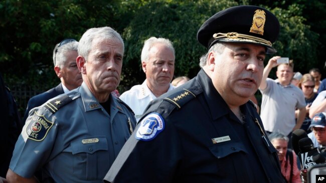 El jefe de la policía del Capitolio, Matthew Verderosa, derecha, junto al jefe de la policía de Alexandria, Michael Brown se reúnen con los medios para informar sobre el tiroteo durante una práctica de beisbol entre legisladores.