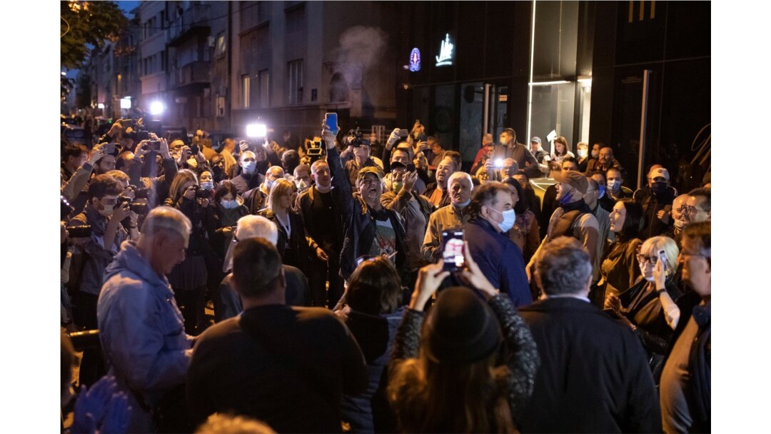 Skup podrške građana i lidera opozicionih stranaka Draganu Đilasu, u beogradsdskoj opštini Vračar, 4. maja 2020. (Foto. REUTERS/Marko Đurica)