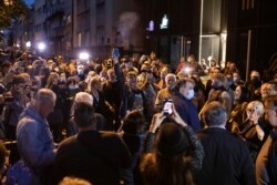 Skup podrške građana i lidera opozicionih stranaka Draganu Đilasu, u beogradsdskoj opštini Vračar, 4. maja 2020. (Foto. REUTERS/Marko Đurica)