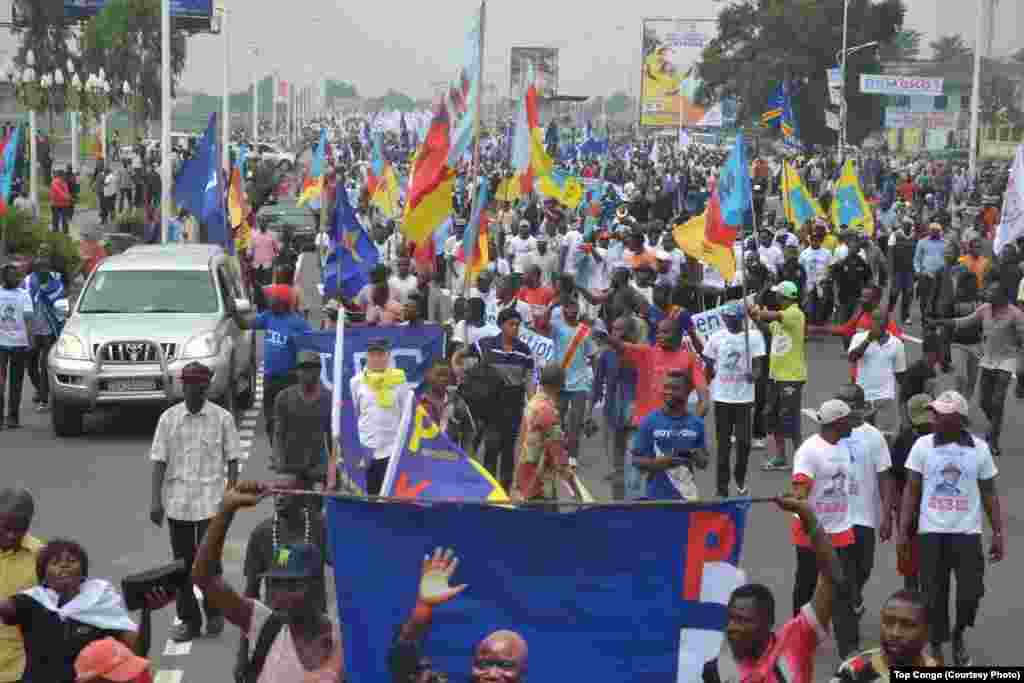 JEUDI.&nbsp;Affrontements entre policiers et manifestants d&#39;opposition à Kinshasa. Lire l&#39;article ici.