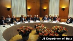 Suasana pertemuan para Menlu negara-negara P5+1, Menlu AS John Kerry bersama pemimpin kebijakan luar negeri Uni Eropa Catherine Ashton dan Menlu Iran Javad Zarif (Foto: dok).
