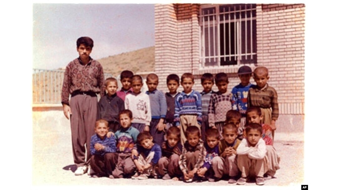 فهرزاد کهمانگهر لهگهڵ پـۆلێـک له قوتابیـیهکانی