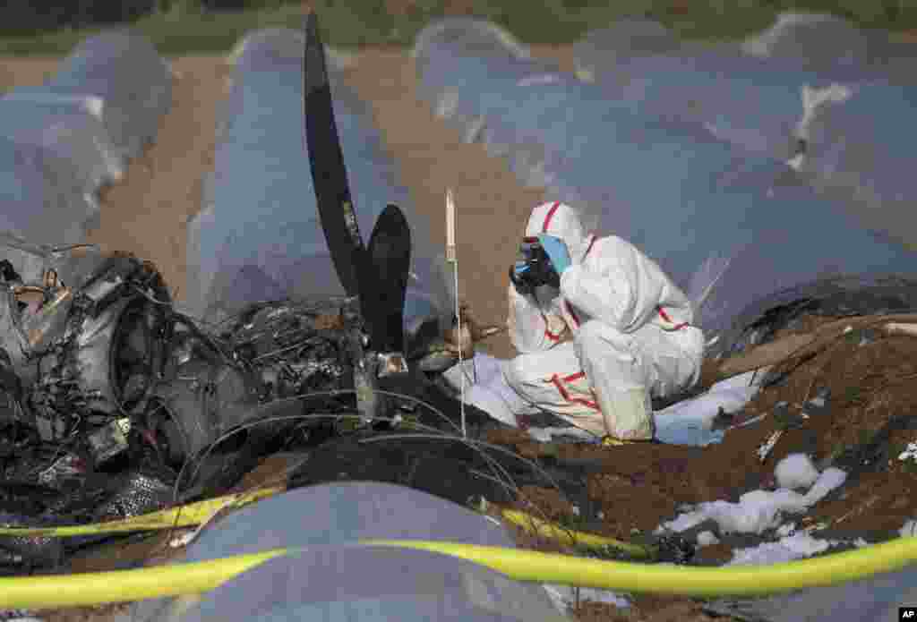 یک بازرس در حال بررسی بقایای هواپیمای روسی است که دیروز در نزدیکی فرانکفورت سقوط کرد. یکی از سه کشته،&nbsp;&laquo;ناتالیا فلیوا&raquo; از مالکان شرکت هوایی &laquo;اس ۷&raquo; و چهارمین زن ثروتمند روسیه است.&nbsp;