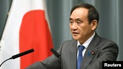 스가 요시히데 일본 관방장관이 17일 도쿄 총리 관저에서 북한의 미사일 발사에 관한 정부 입장을 밝히고 있다.