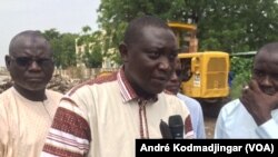 Gatingar Roasnan Rodrigue, directeur en charge de l’assainissement de la mairie centrale de N'Djamena, le 29 septembre 2019. (VOA/André Kodmadjingar)