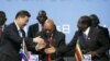 2015年12月4日，中国国家主席习近平在南非约翰内斯堡参加中非合作论坛。图为习近平与津巴布韦总统穆加贝（右边）握手。中间是南非总统祖马。（资料照片）