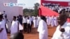 Des Burundais vêtus en blanc, en signe de deuil, pour rendre un dernier hommage au président Pierre Nkurunziza à Gitega, capitale administrative du pays.