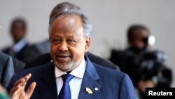 Le président djiboutien Ismail Omar Guelleh arrive pour une session extraordinaire de l'Assemblée des chefs d'État et de gouvernement de l'Union africaine dans la capitale éthiopienne Addis-Abeba, le 12 octobre 2013.