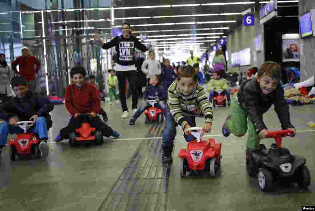 یورپ کا رخ کرنے والے تارکین وطن کے بچے آسٹریا کے شہر ویانا کے ایک ریلوے اسٹیشن پر کھیل کود میں مصروف
