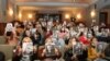 Зрители фильма Courage в Нью-Йорке выражают поддержку политзаключенным в Беларуси. Фото: Юрий Эбер