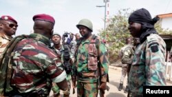 Liyetena Colonel Issiaka Ouattara, na Liyetena Colonel Cherif Ousmane baramutsa abasirikare bagumutse.