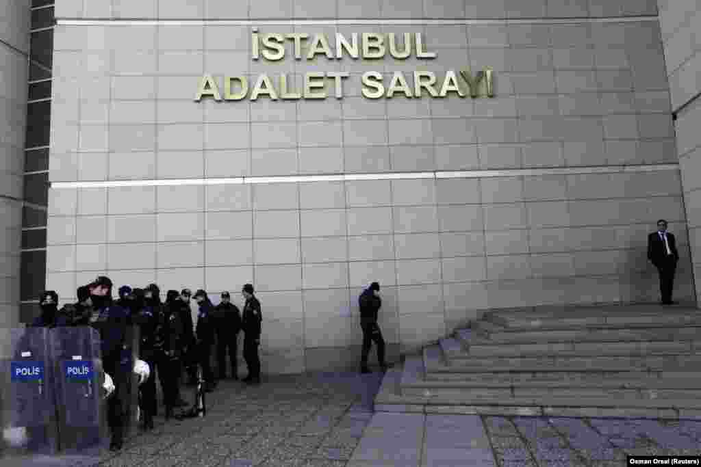 Operasyonun ardından Emniyet Teşkilatı’nda başlayan görevden almalar ve yer değiştirmeler de tüm hızıyla devam ediyor. İstanbul Emniyet Müdürlüğü’nün neredeyse tepeden tırnağa değiştirilmesinden sonra operasyon bugün Emniyet Genel Müdürlüğü ve Ankara Emniyeti’ne de sıçradı. REUTERS/Osman Örsal