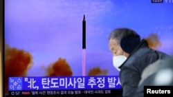 5일 한국 서울 시내에서 북한 미사일 발사 뉴스가 방송되고 있다. 