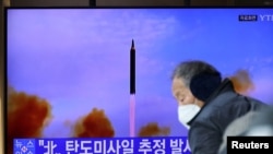 Tayangan tentang uji coba peluncuran rudal Korea Utara muncul di salah satu stasiun televisi Korea Selatan, pada 5 Januari 2022. (Foto: Reuters/Kim Hong-Ji)