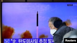 Tayangan tentang uji coba peluncuran rudal Korea Utara muncul di salah satu stasiun televisi Korea Selatan, pada 5 Januari 2022. (Foto: Reuters/Kim Hong-Ji)