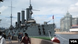 停泊在涅瓦河上，在日俄战争中幸存下来的阿芙乐尔巡洋舰。