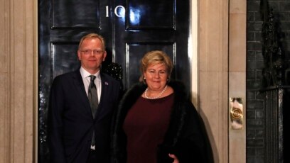 Tư liệu: Thủ tướng Na-uy Erna Solberg và phu quân Sindre Finnes tại London trước một lễ tiếp tân của NATO do Thủ tướng Anh Boris Johnson chủ trì, hôm 3/12/2019. (AP Photo/Alastair Grant, Pool)