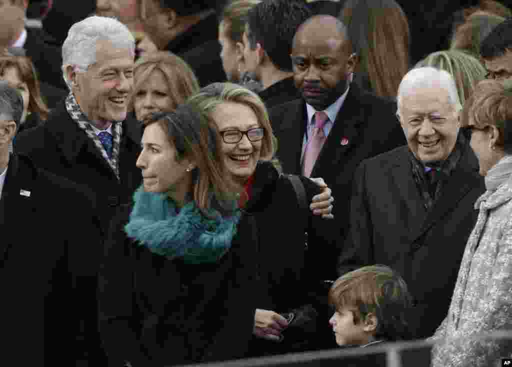 هیلاری کلینتون، وزیر خارجه آمریکا و همسرش بیل کلینتون، رئیس جمهوری سابق آمریکا در حال صحبت با جیمی کارتر، دیگر رئیس جمهوری سابق این کشور در مراسم تحلیف اوباما&nbsp;