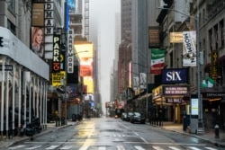 Kawasan pertunjukan teater Broadway tampak lengang di tengah wabah virus corona di New York, 30 Maret 2020.