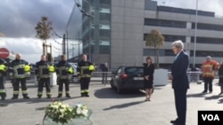 Menlu AS John Kerry meletakkan karangan bunga di bandara Brussel untuk menghormati korban serangan baru-baru ini di kota iru (25/3). 